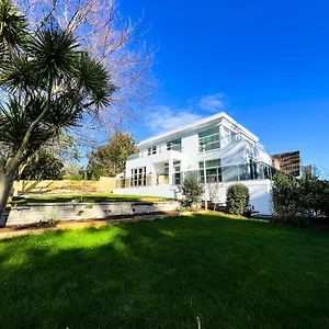 Stunning 5 Bed Seaside House - Sleeps 12 Bournemouth